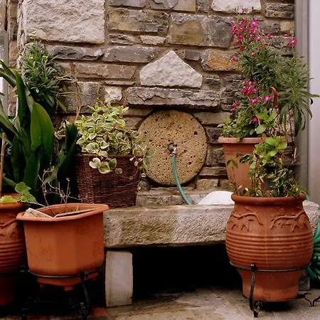 Victoria's Country Apartment *
