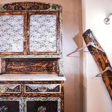 Victoria's Country Apartment *