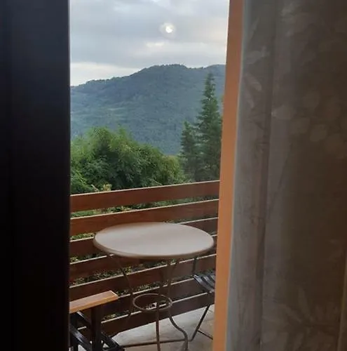 Victoria's Country Apartment *